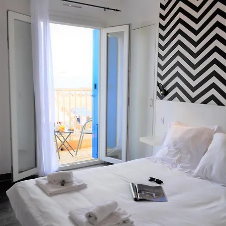 De La Hotel 2*