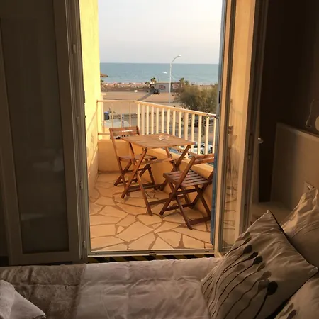 De La Ξενοδοχείο 2*